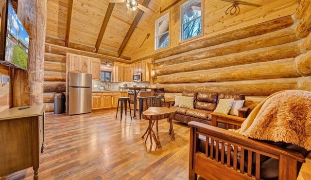 Real Log Cabin w/Trout Pond close to Mcaffee Knob, Dragons tooth, Tinker Cliffs