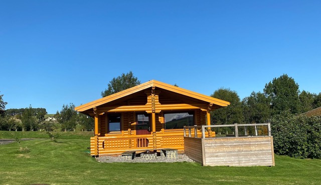 Real Log cabin with hot tub and fire pit. Pet friendly