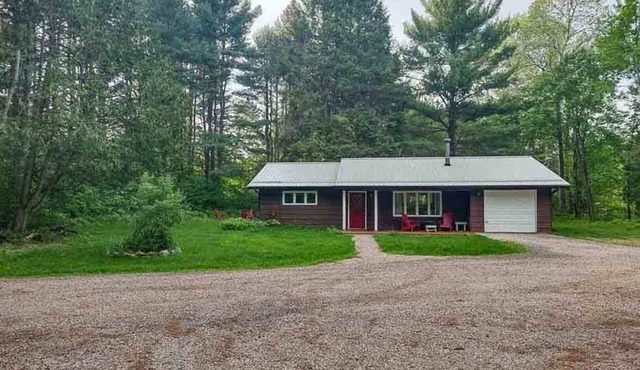 Realm of the River - 2BR Waterfront Cottage w/Kayaks, BBQ, Firepit, Wi-Fi
