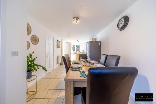 Reams Way 5Bedroom House Sleeps 13 in Kent with Wifi & Free Parking By Maison Christo Property Short Lets & Serviced Accommodation