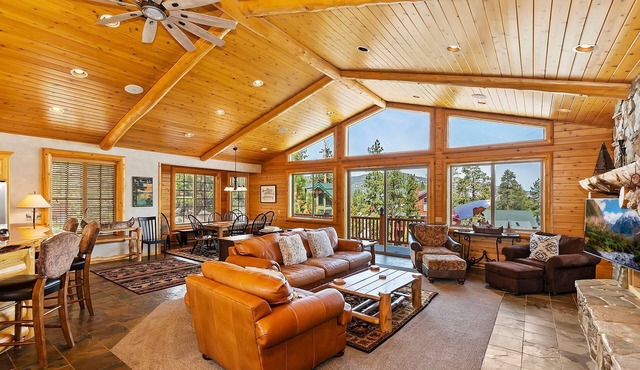 Rebel Ridge Retreat by Destination Big Bear : Gorgeous Mountain Views Backing to Nature Preserve in Eagle Mountain Estates! 2 Master Suites! Hot Tub! Pet Friendly!