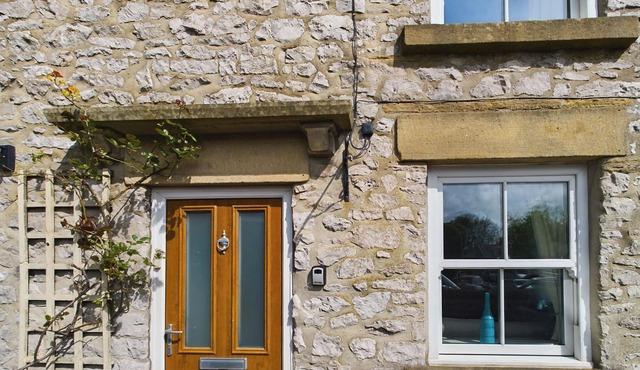 REBETHNAL COTTAGE, pet friendly, with open fire in Tideswell