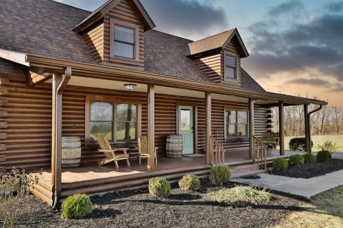 Rec Farm-Log Cabin on Farm, Lake, Hot Tub & Gaming Arcade