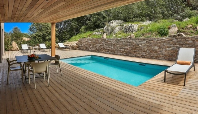 RECENT 2 BEDROOM VILLA, HEATED POOL CLOSE TO SANTA-GIULIA