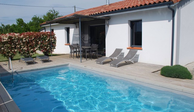 Recent 4* villa, quiet location with private heated pool, WIFI, Air conditioning