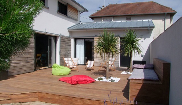 Recent architect-designed villa, very well located