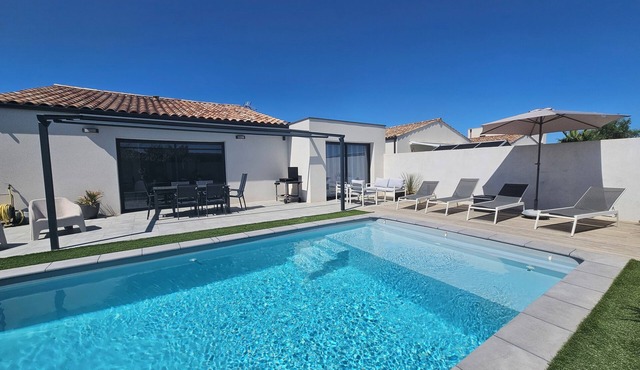 Recent comfortable villa : private heated swimming pool and close to the beaches