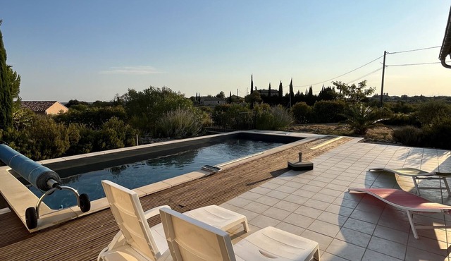 Recent detached house with private pool on 2,000 m2 of land