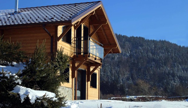 Recent fenced chalet view of nature and mountains wifi charges included