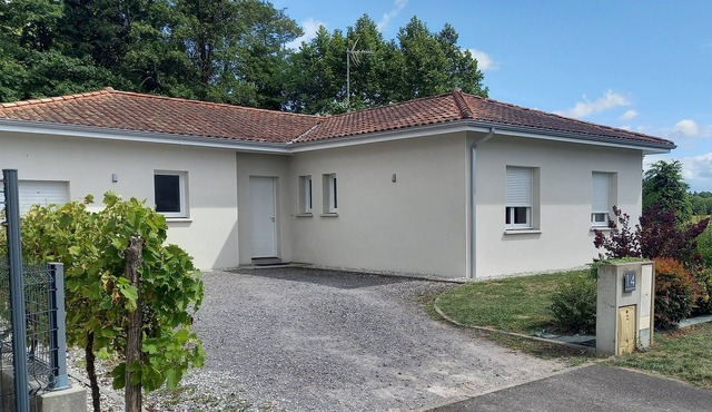 Recent house 5 km from Dax in a bucolic setting