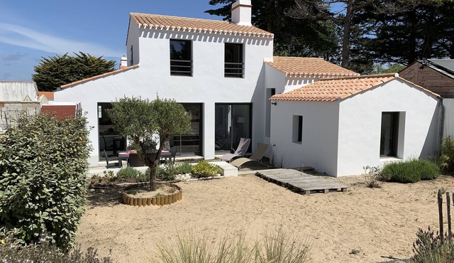 Recent house built in 2016, 600m from the beach.