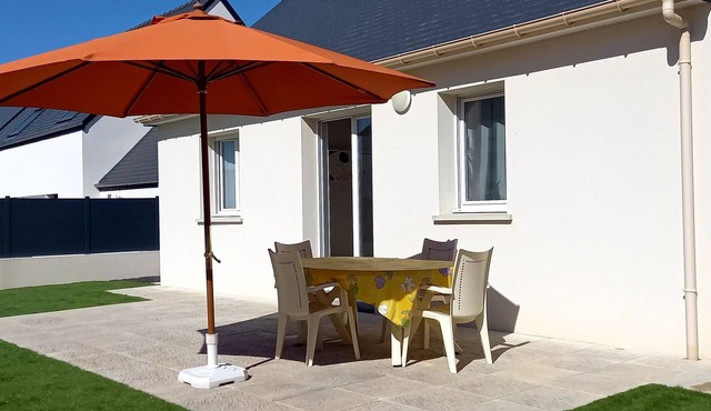 Recent house. Bungalow. Sleeps 4. 2 bedrooms. 20 minutes from the beaches.