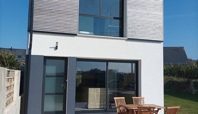 Recent house facing the dunes and Grève Blanche beach, at the foot of the GR34.