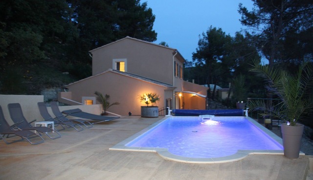 Recent house welcoming 8-10 people, private swimming pool, calm and intimacy