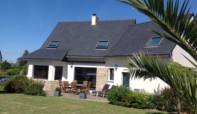 Recent house, near beach, bright, quiet, beautifl garden, 4 bikes