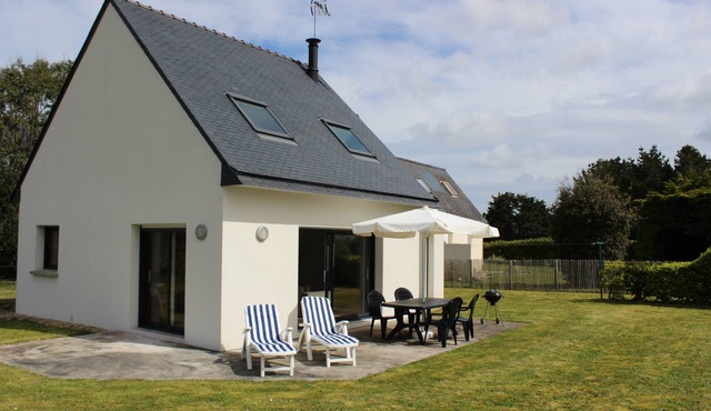 Recent house nearby the forefront of Trevignon Beach on foot