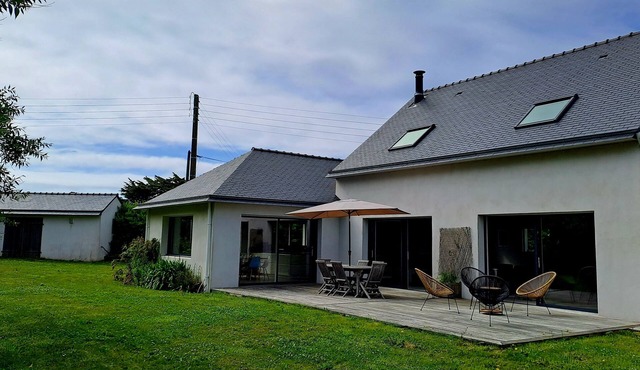 Recent house, spacious, 4 min walk from Trémazan beach, sleeps 8