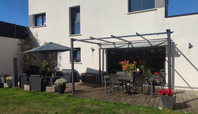 RECENT MODERN HOUSE CLOSE TO BEACHES AND SHOPS