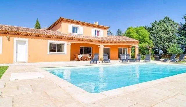 Recent Provencal villa, 8 rooms, all comfort with swimming pool on closed space