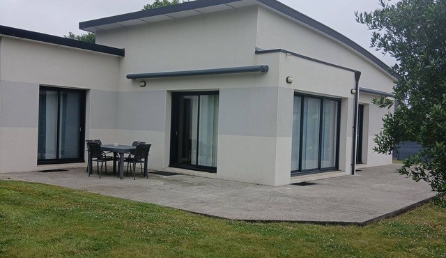 Recent single-storey house between sea and countryside at the entrance to Crozon peninsula