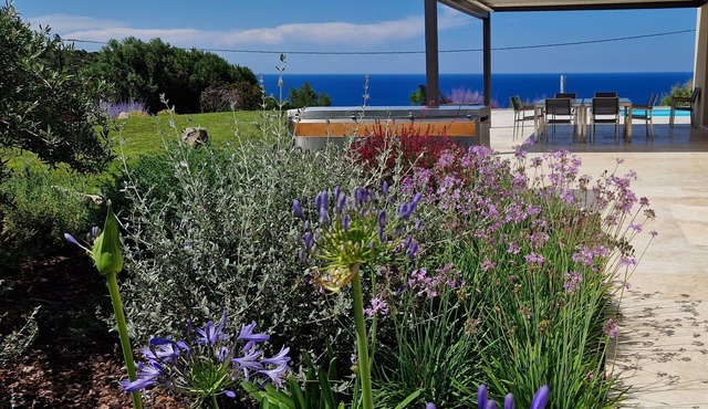 Recent single-storey villa with sea and mountain views 10 people heated pool