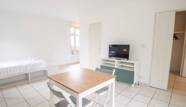 Recent studio avec terrasse proche Tours Centre