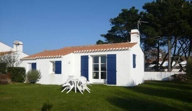 Recent vendeenne house with fully enclosed garden