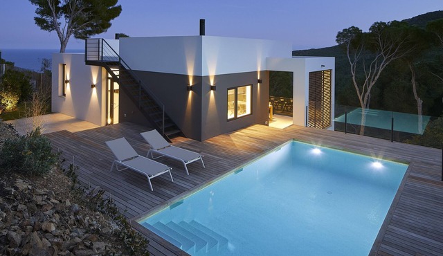 Recent villa, 3 bedrooms/8 beds, sea view, quiet, private pool, 5 mins walk to the beach