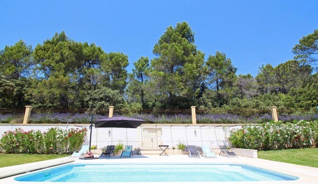 Recent villa 3 bedrooms, quiet village charm, pool near Aix and Luberon