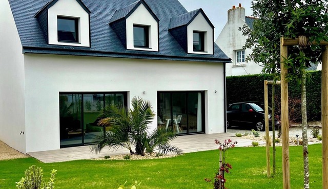 Recent villa, close to beaches and town center, 5 bedrooms, sleeps 10 to 12 people