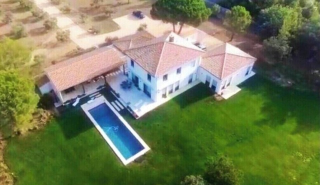 Recent villa, ideal for 2 families, 3 independent modules, swimming pool, 2.5 ha park