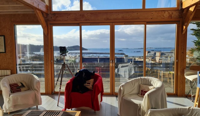 Recent wood-frame villa with panoramic view of the port and islands.