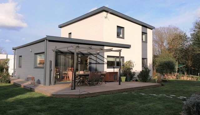 Recent wooden villa with garden, WIFI 800m from the center of TREBEURDEN