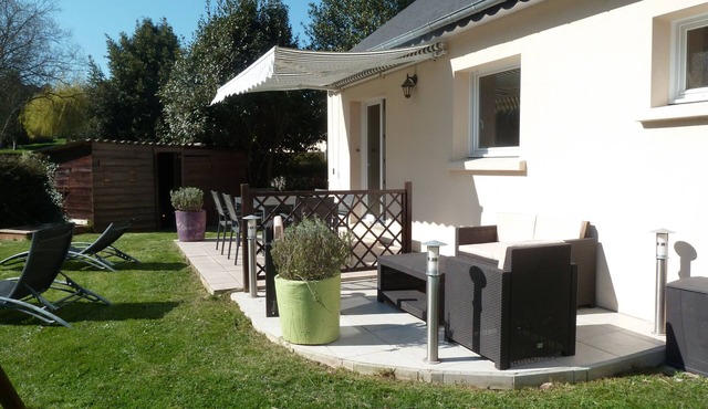 Recently built house, nice setting, 500 m from sea, at heart of pedestrian hill