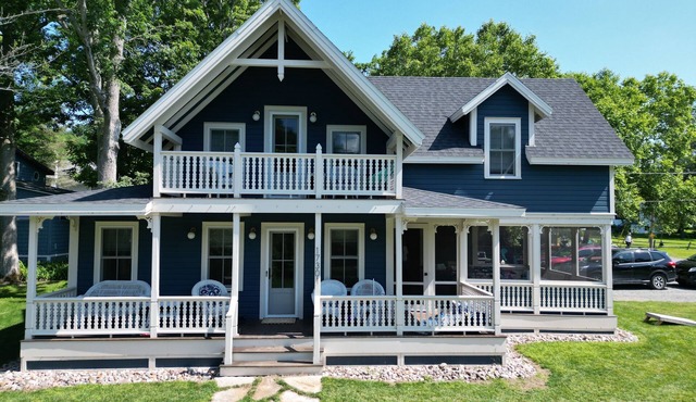 Recently Rebuilt 3-bedroom cottage with WiFi, AC in Thousand Island Park