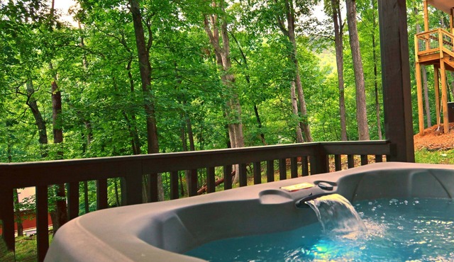 Recently Refreshed 5BR | Game Room | Fire Table | Hot Tub | 3 Mins From Slopes