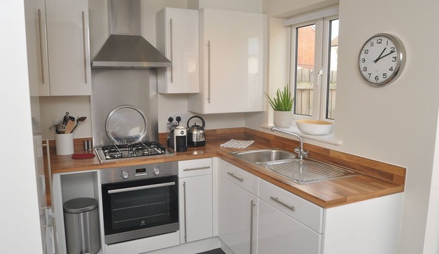 Recently refurbed 2bd house with garden & parking