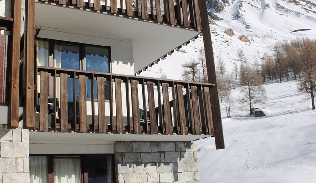 Recently refurbished s/c 2 bedroom flat to sleep up to 7 - Private WiFi included