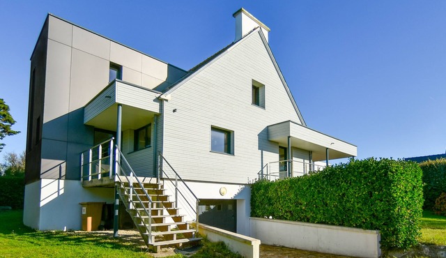 Recently refurbished villa with sea views, closed garden and 80 m from beach.