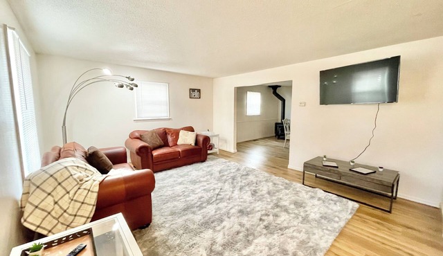 Recently remodeled 1.5 story 3 bed 2 bath home on quiet cul-de-sac in Carbondale