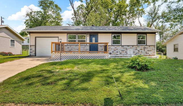 Recently Remodeled 4-bedroom house in brilliant Topeka