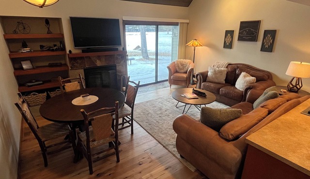Recently Remodeled Golf Course Condo w/A/C, SHARC Passes, Bikes & Pet Friendly