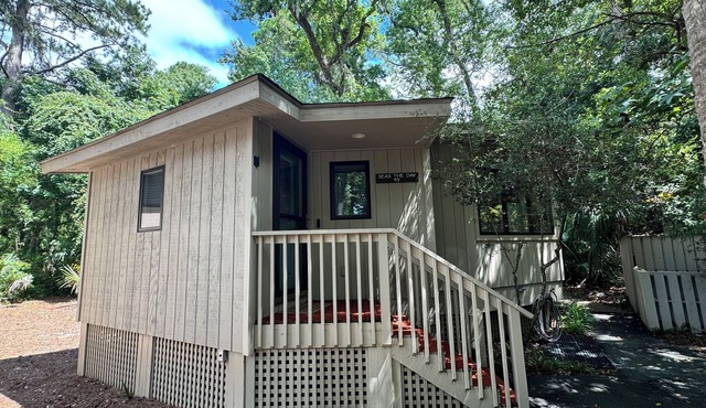 Recently Renovated Sea Pines Gem, Community Pool, Short Walk to Beach