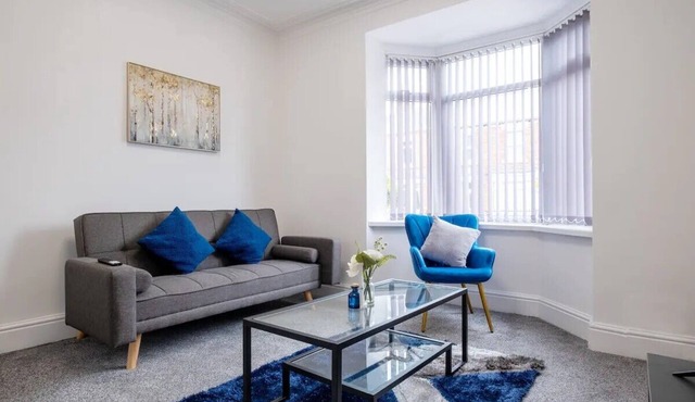 Recently renovated, stylish home + parking! - Pass the Keys