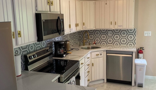 Recently Renovated Charming 3-bedroom house in Vernon Township with WiFi