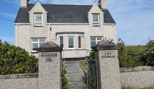 Recently Renovated Spacious 3-bedroom House in Extensive Gardens