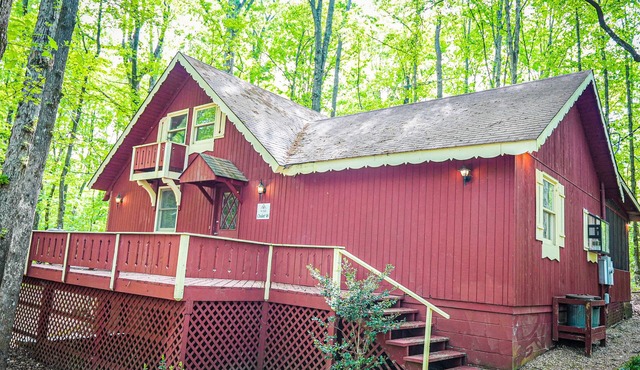 Recently renovated chalet within walking distance to the salt water pool