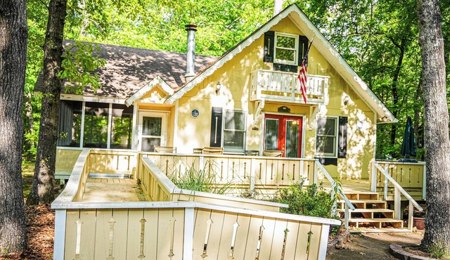 Recently renovated wooded view chalet steps away from Lake Innsbruck!
