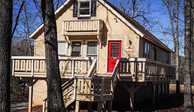 Recently renovated, beautiful chalet just miles from Wild Animal Safari