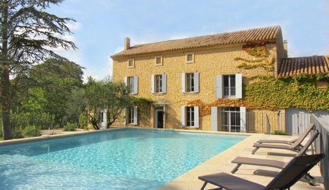 Recently renovated 19th century wine estate, at the foot of Mont Ventoux